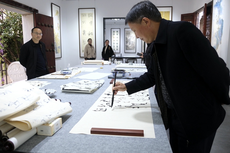 房縣政協(xié)書(shū)畫(huà)院正式對(duì)外開(kāi)放 展覽展示服務(wù)助力文化惠民